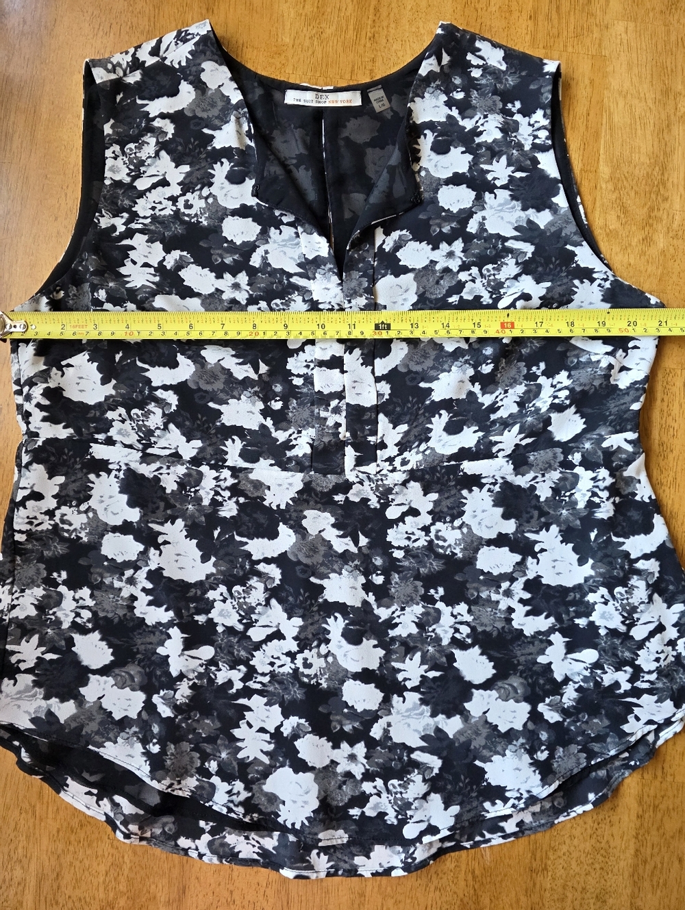 Dex Black & White Lightweight Floral Sleeveless V-Neck Top With Keyhole Back - Picture 12 of 13